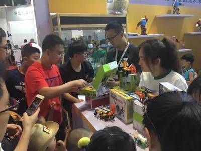 教育科技新浪潮 機(jī)器人“體驗官”的京津冀酒店探索之旅